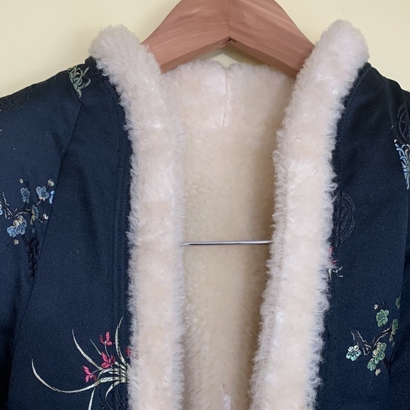 Vintage REVERSIBLE Asian Shearling Satin Embroidered Floral Open Front Jacket M - Picture 12 of 16